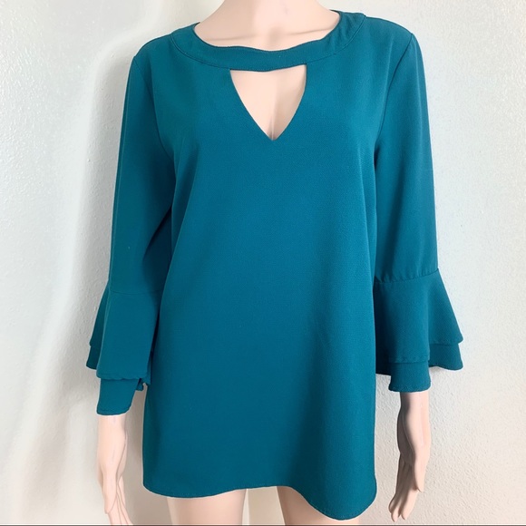 she sky Tops - She sky Women’s top/Blouse green bell sleeve L